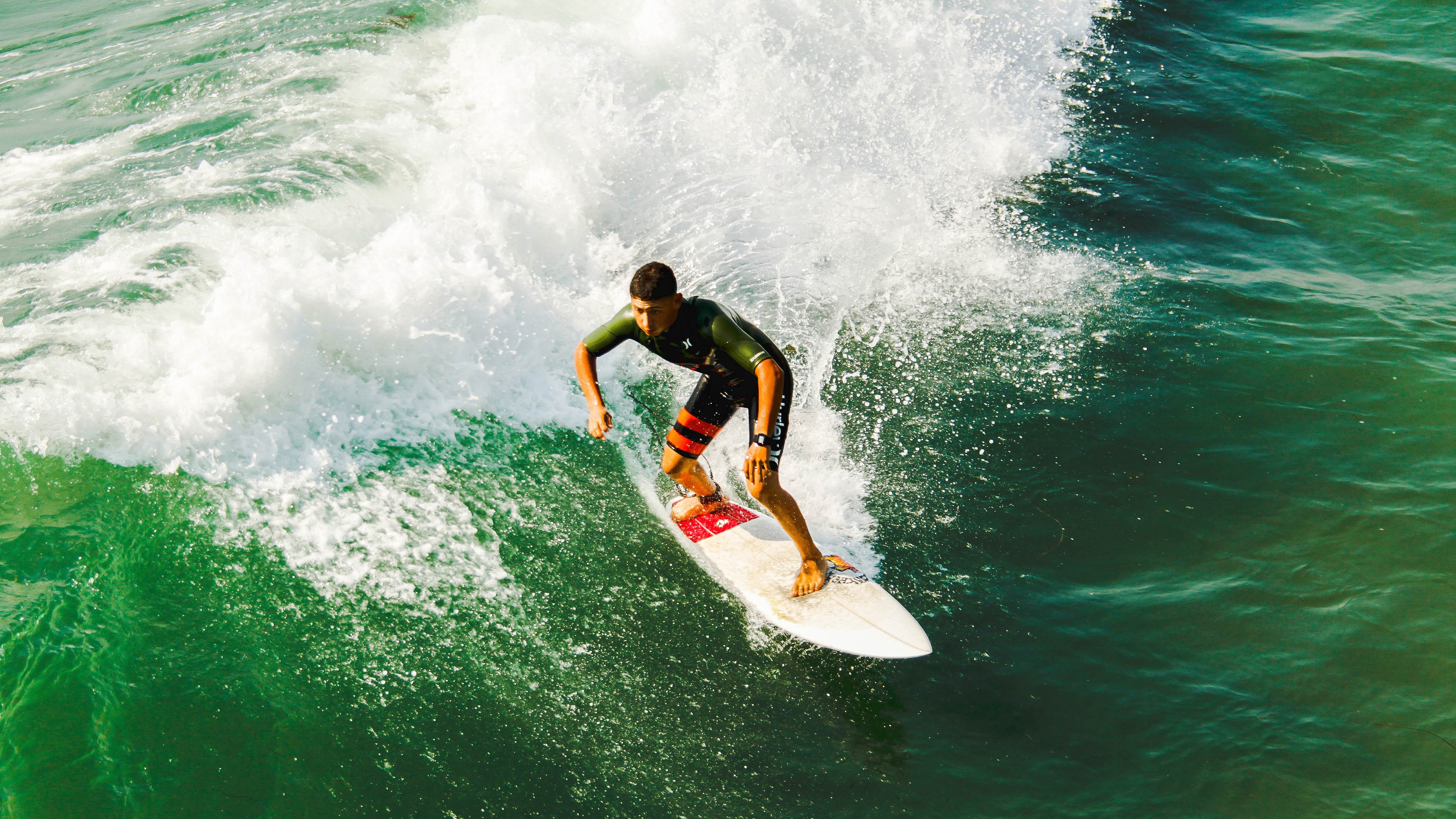 赛道与绿茵，双线战场上的悬念终结艺术