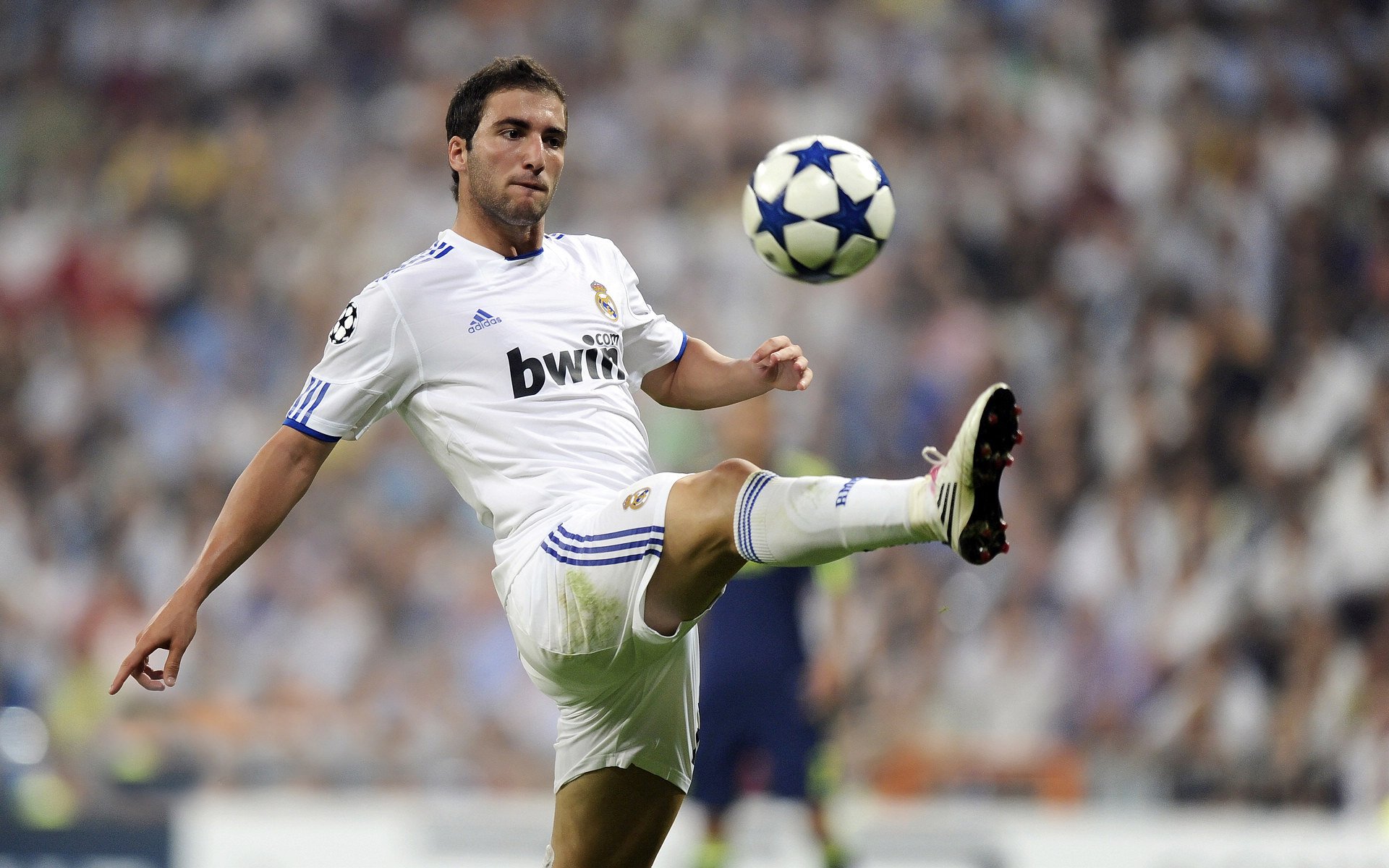 奥亚尔萨瓦尔，莱比锡红牛与比利时对决中的攻防转换隐形引擎