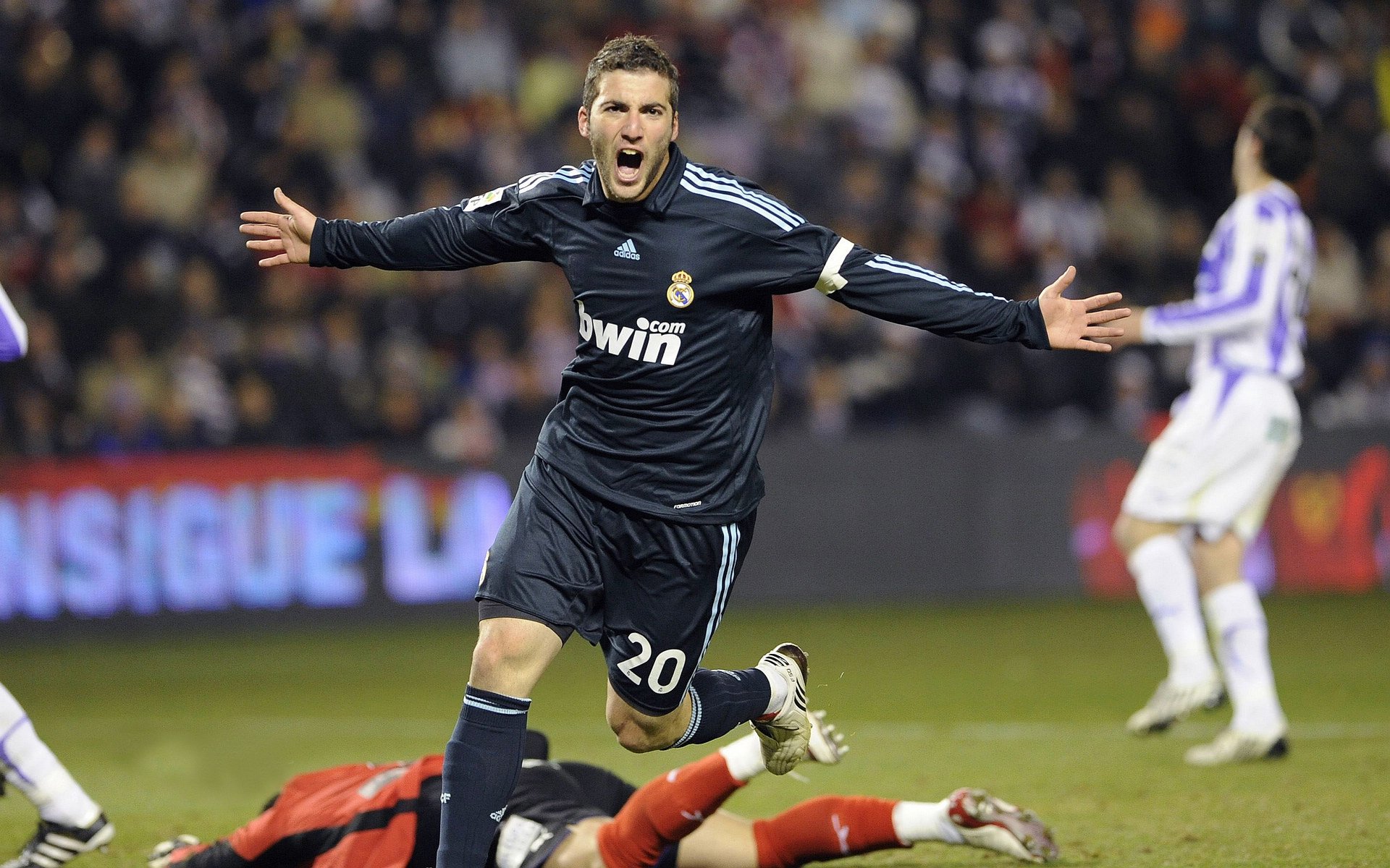 赛道上的逆袭，哈斯车队绝杀法拉利，勒克莱尔高光表现背后的故事